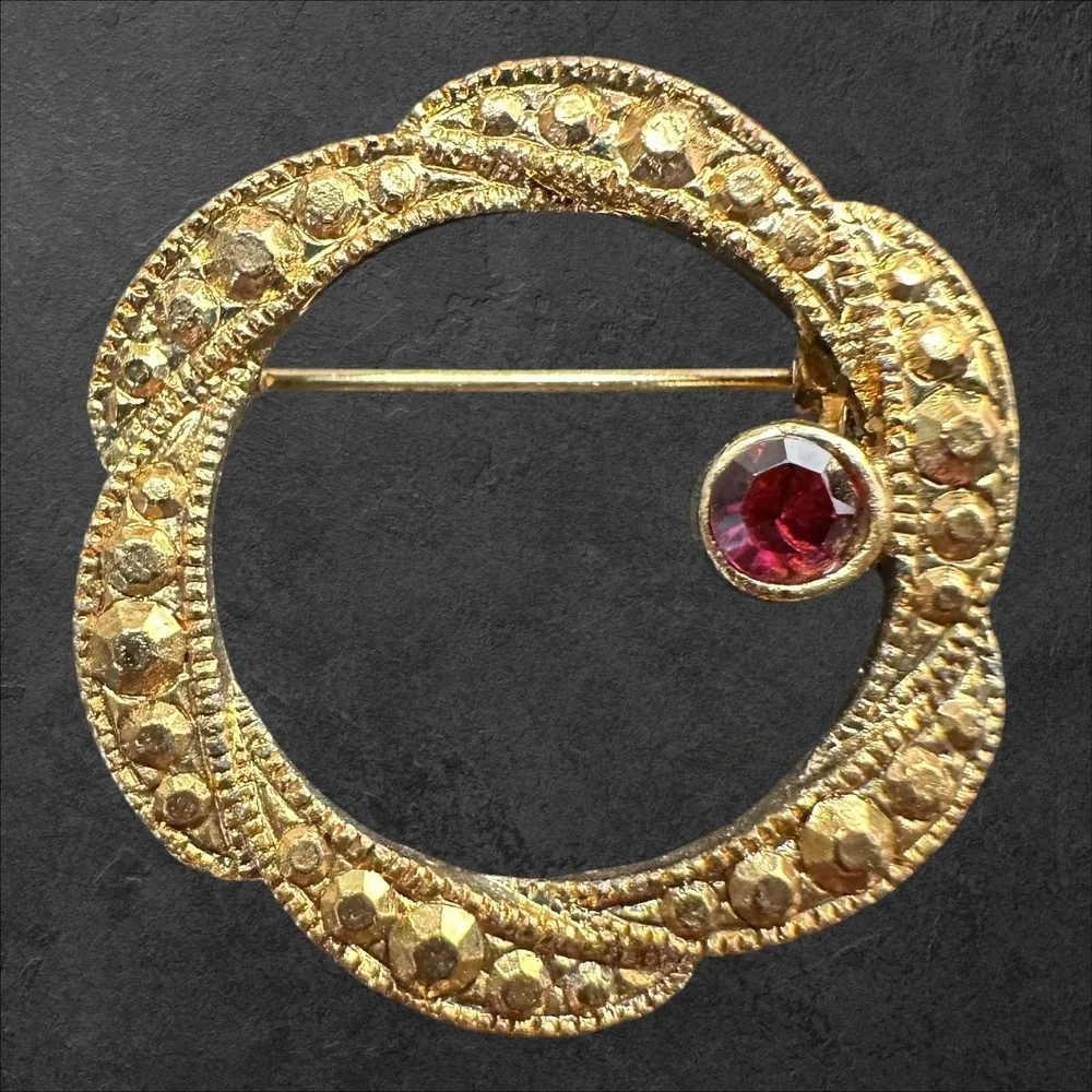Unmarked Wreath Brooch Gold Tone w/Red Gem Textured Rhinestone Circle